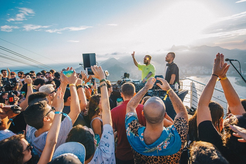 From Crowd Energy to Captain’s Eyes: How External Vibes Shape Internal Decisions