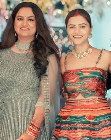 Rohini Dilaik with her sister rubina dilaik