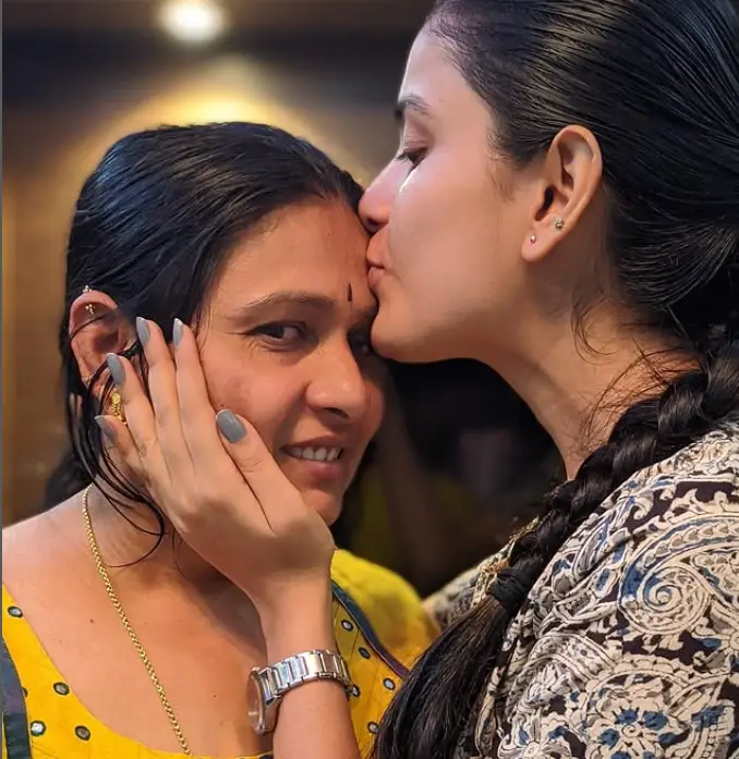 Thanuja Gowda with her mother