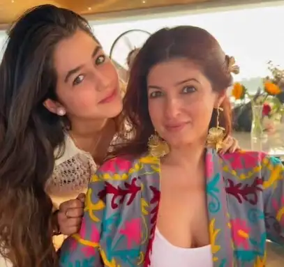 naomika saran with her aunt Twinkle Khanna