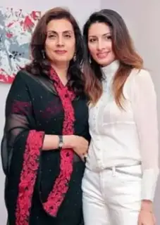 zainab ravdjee with her mother