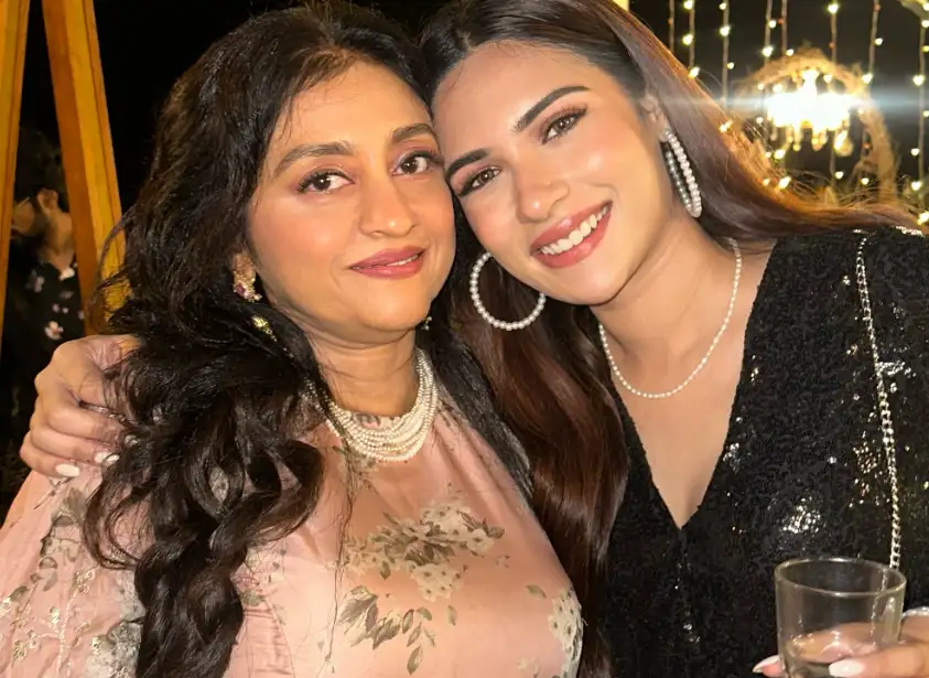 Tarini Kalingarayar with her mother