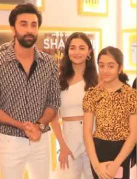 Samara Sahni with her uncle and aunt
