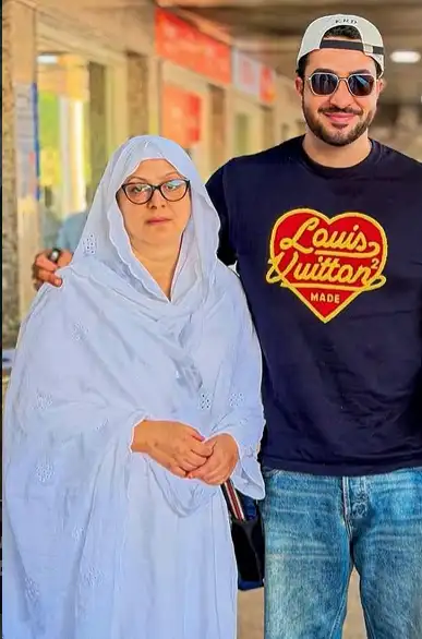 Aly Goni with her mother