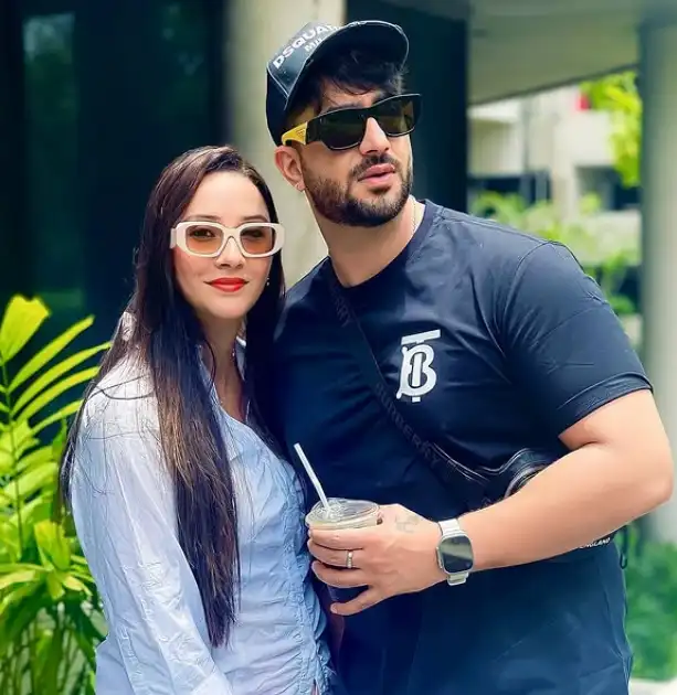 Aly Goni with her sister Ilham Goni