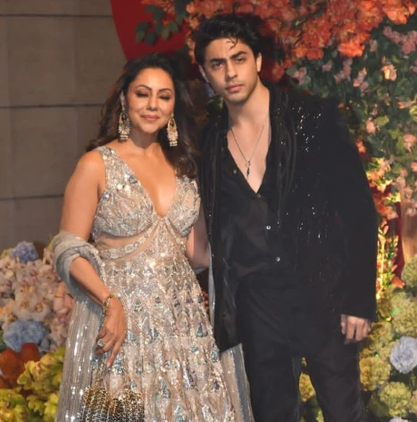 Aryan Khan with her mother